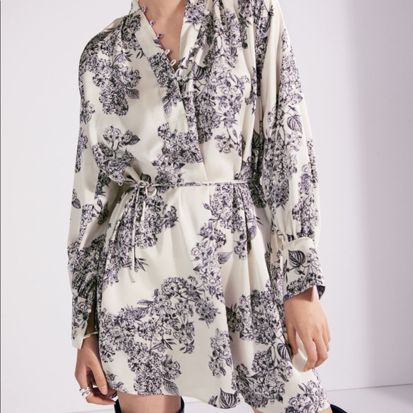 H&M Dresses & Skirts - Tie belt satin floral mini dress